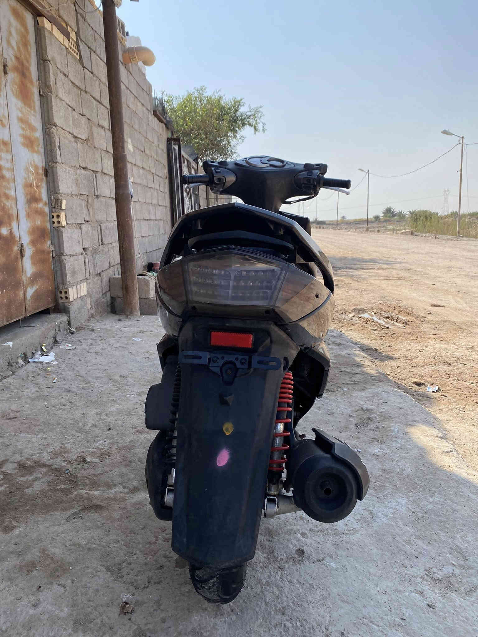 السلام عليكم شباب دراجة سكنس فحل رياضي للبيع وشوفت عينكم نضيفه كلش مال جناي بانزين محسن نوزل خطين للبيع  احتاجيت فلوس خير من الله كامل من كلشي :سعرها  مليون 400وبيها مجال 
العنوان :البصرة  قضاء الدير 
الرقم ***********
