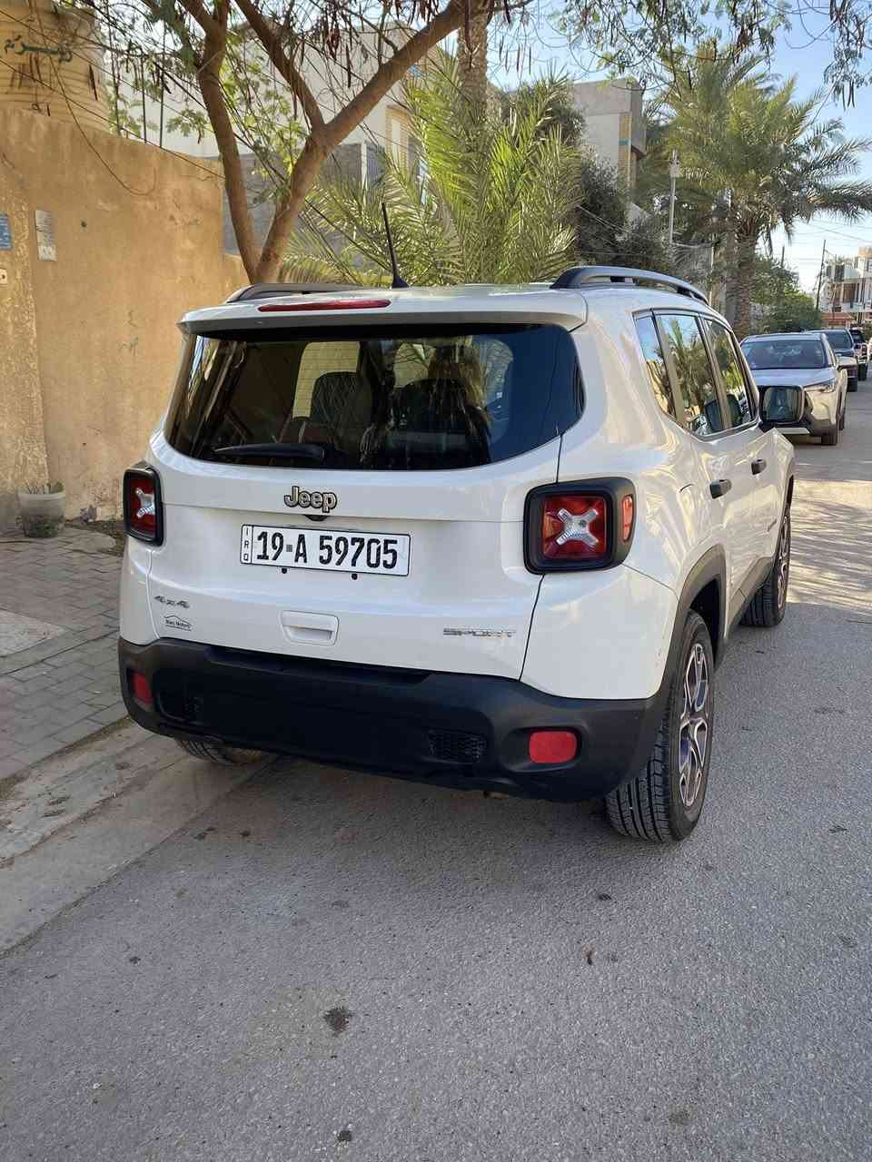 السلام عليكم 
Jeep  Renegade  2018 
سياره ماشيه 112 الف محرك سليم غير مفتوح  رقم كربلاء باسمي ما عليها غرامات  
حادثها امامي ما واصل للشاصي  حادث جاملغ وبنيد مبدل 
تبريد تدفئه كلها شغال مابيها نقص 
بيها خمس اشبار جاملغ خلفي صبغ وباب ربع بيها عل بارد ما مبين 
سعر 110 وبيها مجال 
للاستسفار الاتصال على 
***********
***********
