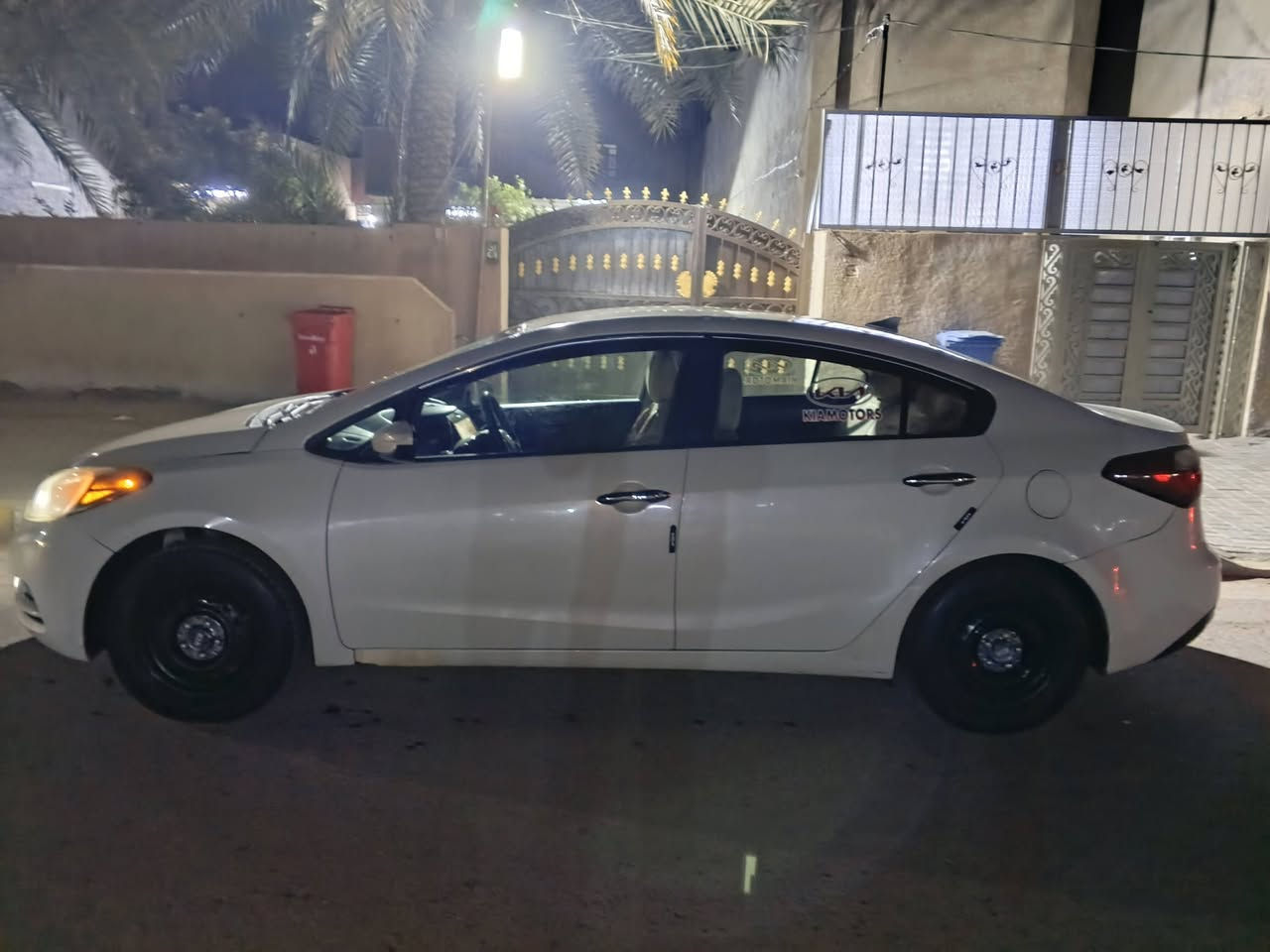 السلام عليكم حبايب كيه فورتي 2015 وارد امريكي حادثه جاملغ خلفي وصندوق خلفي عكس السايق بيه صفحه عكس السايق صبغ ومعجبون وبيه طخطخات ومناطق حالوب خفيفه البجم كبس حادثه خلفي فقط مال امريكا بدون دواخل السياره مكينه كير صدر كله جديد تخم تاير جديد مكينه والكير قبل شهر شادهن حاويه السياره جاهزه للاخير من كل النواحي ومابيه نقص ابد مكانه بغداد السعر 107 وبيه مجال حبايب المو شراي ويكسر بحلال العالم ليخابرني رجاءا كلشي اكو بالسوك  للاتصال بي واتساب ***********
