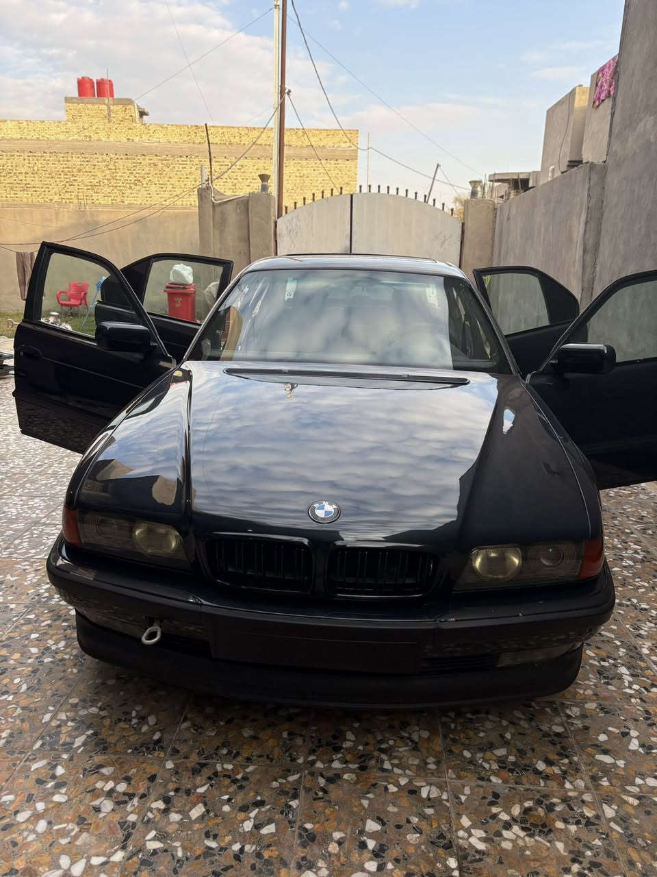 سلام وعليكم بيئم 744مديل 97للبيع السياه متعوب عليها كلش هواي مكينه بالجيس ستوني شادها صبغ ستوها طالعه من الفرن وبدون معجون صفاح موس سياره حته الفيوزات قبق كامل شتريت راديتر جديد مال كصه مروحه جديده حوضن مكينه شباج ام سياره مال جناي باقي نواقص بيها بس يشد الغرفه بطاين بيبان اني مشتريلها جدد تخم هوه وبرداته سياره رقم بغدادمازدات مال كصه بكلايتات مال كصه دعميات مال كصه  مصروف عليها كلش هواي والله البيع بسبب شتريت سياره من امريكا الي يحب يتفضل خاص ويدلل لونها كلش حلو نيلي عله اسود ***********سعرها85  سياره مصروف عليها كلش هواي واكثر من هذه السعر
