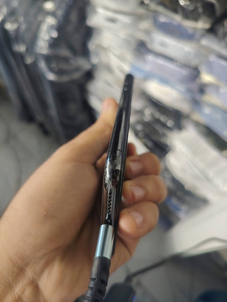 للبيع: iPhone X (ايفون اكس)
اللون: أسود ملكي

الذاكرة: 64 جيجا

حالة الجهاز: الجهاز شغال 100% وبكامل كفاءته، نظيف وما بيه أي تعليق أو مشكلة داخلية.

الملاحظات بكل أمانة: مبدل شاشة وظهرية بقطع أصلية (شغل مرتب ونظيف)، والفيس آي دي (Face ID) واقف فقط. غير هذا الشيء الجهاز قفل ومكفول من أي خلل ثاني.

السعر: [100] (بي مجال للشراي الصامل)

الموقع: [بغداد الكراده]

للمهتمين والتفاصيل، يرجى المراسلة على الخاص أو الاتصال: [***********]
