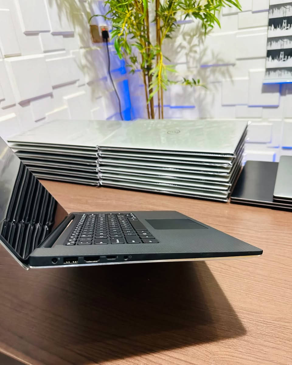 #الوحش لابتوب وورك ستيشن Dell Precision 5540

اللابتوب اخو الجديد، شرط الفحص، نسخة البرزشن معروفة بالتحمل و الاداء العالي، تهوية اللابتوب عالية جدا يعني مناسب للشعل المكثف و برامج التصميم و الهندسة و الألعاب.

المعالج : كور i7 من الجيل التاسع بأعلى و أقوى فئة ( H ) و فئة H تعني: High Performance أي (فئة الأداء القوي) وهذه الفئة خاصة للإلعاب وبرامج التصاميم والهندسة.

الرامات : 16 كيكا 

المساحة : 512 SSD 

#كارتين_شاشة:

الأول كارت داخلي: أحدث نوع (ألترا أتش دي - UHD) حجم 8 كيكا

الثاني كارت خارجي: NVIDIA Quadro T1000 حجم 4 كيكا أسرع فئة GDDR5 

حجم الشاشة 15.6 فول دقة Full HD

اللابتوب أيضاً قابل للتطوير بشكل مو طبيعي تكدر تطور كلشي بي، يعني إذا حبيت تطورة بالمستقبل، بدل ما تشتري مواصفات اقوى هو يقبل تطوير.

الدل البرزشن غنية عن تعريف جهاز كلش قوي .. تكدر تبحث عنه و تشوفة بالمراجعات و قوته بالبرامج و الألعاب.

#برامج_منصبة_باللابتوب:

- مجموعة الاوفيس كاملة

- مجموعة الادوبي 

- برامج مشاهدة افلام ومباريات كرة القدم (شبكتي و سينمانا) 

- مواقع تواصل اجتماعي 

- كيم لوب

- ستيم 

- اوتوكاد 2021 (مفعل مدى الحياة)

#السعر 650 ألف مع #سيت_ملحقات (حقيبة + ماوس + ماوس باد + هدفون + ستاند تلفون + الشاحن)

بغداد حي العدل (توصيل #مجاني بكل العراق)

للتواصل واتساب ***********
