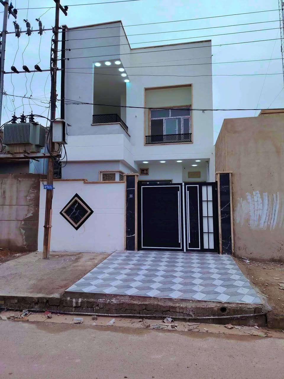 #دار_للبيع_للبيع

🏛️ طابق ونص بناء حديث 2025 زيرو

الموقع 📍موصل حي الانتصار شارع 30 قرب أسواق حسام

🛑 مساحه 123 متر 🛑 واجهه 6 🛑 عمق 20 ونص

📍ألدار متكون غرفتين نوم وهول وستقبال ومطبخ وصحيات

📔 سند طابو الزهور شرط التحويل ملك صرف 📔

📍الدار علا شارع 15

📍 استلام فوري

🛑 السعر 💵 82 وبي مجال بسيط

للتواصل والاستفسار الاتصال عل أرقام

*********** 📲📲
*********** 📲📲
