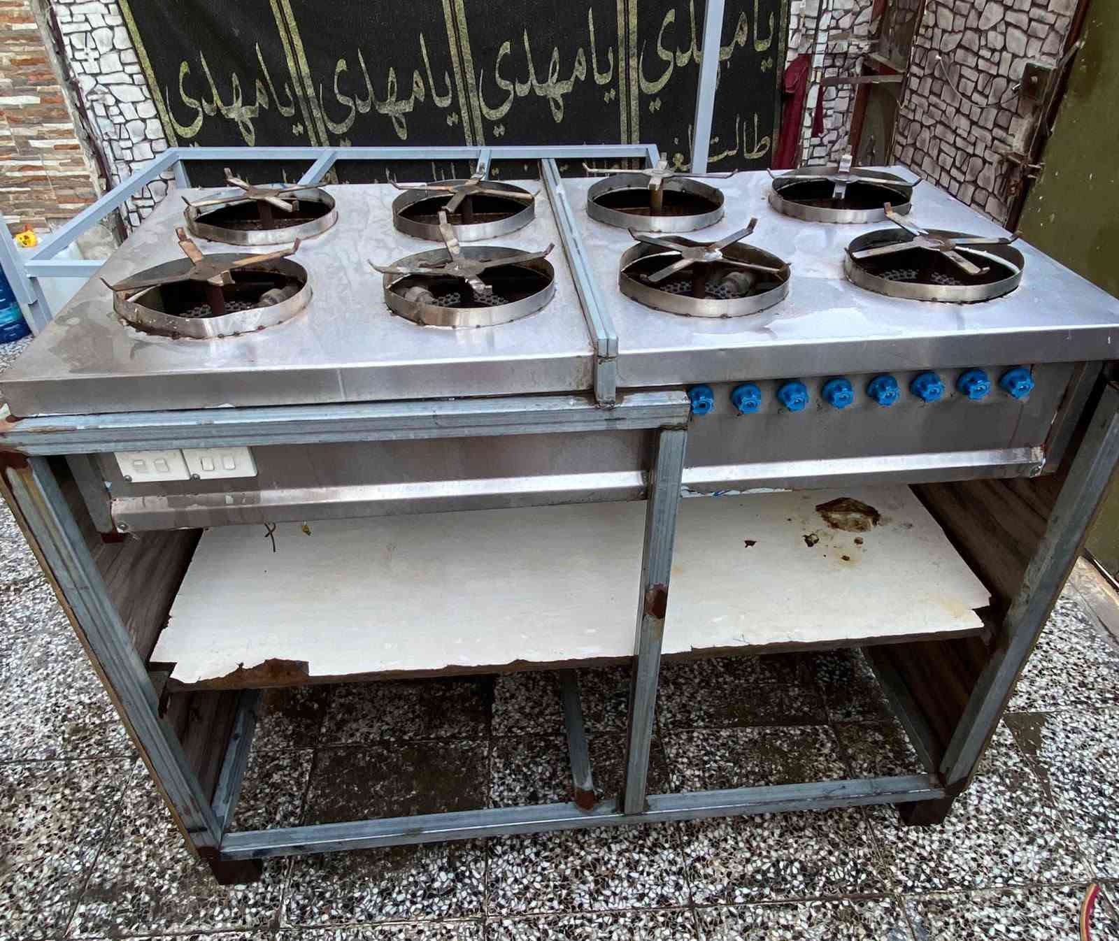 سلام عليكم شباب طباخ مال كنافة جاهز نظيف ممستخدم هواي شغال كهربائي وياه 25ماعون جدد 8 عيون شغالات 
***********
