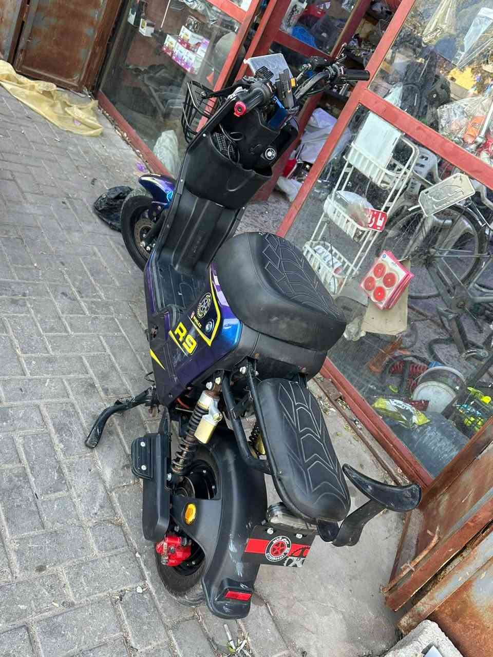سلام عليكم R9 للبيع بطارياتها 32 مديلها 2025 بطاريتها جدد صارلهن اقل الاسبوع شادهن مكاني البصره القبله السعر 500 وبيها مجال ***********
