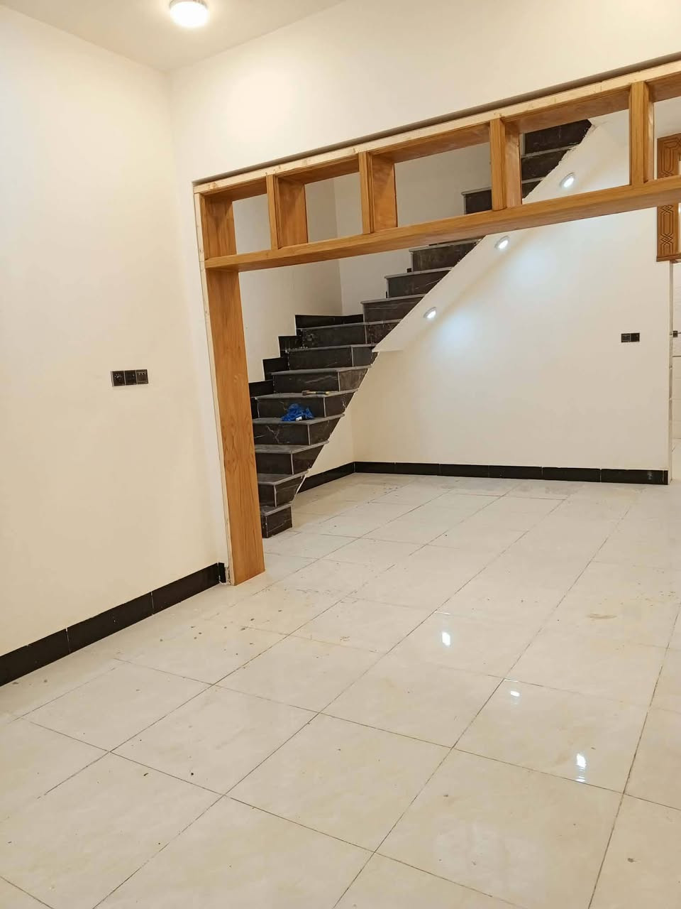 بيت رهن ١٠٠مترغرفة صاله مطبخ براني طابوق صب كونكريت رهن ١٥مليون شارع المطار القديم البيت مامسكون مكتب بركات الزهراء *********** ابو احمد الساعدي
