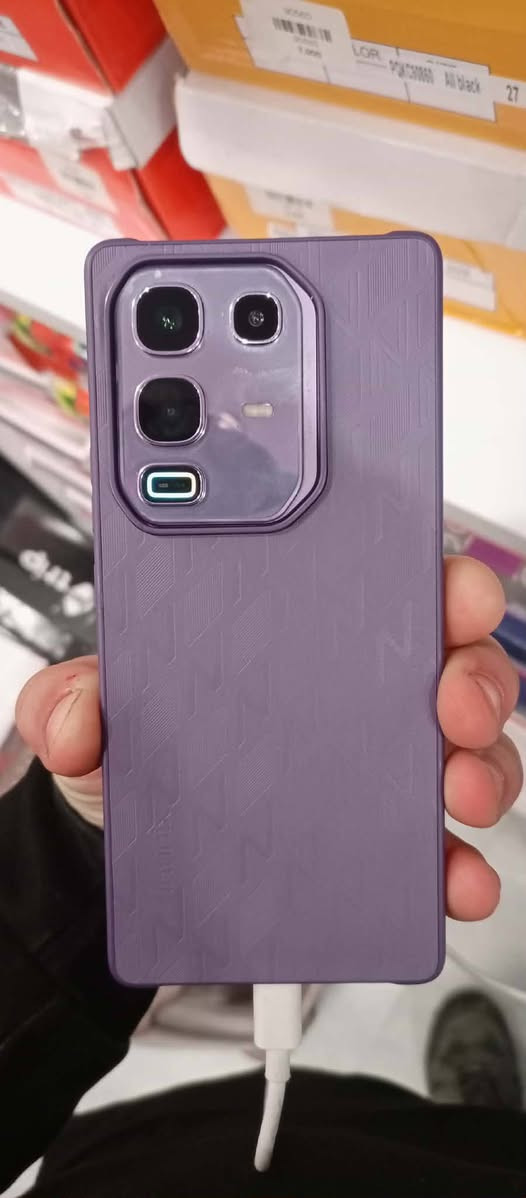 سلام عليكم انفنكس نوت 50برو 
ذاكرة ٢٥٦
رام ٨+٨ 
كفر الأصلي 
شاحنة لاسلكي أصلية 
شاحنة عادية 
كارتون موجود غراض كاملة 
***********
