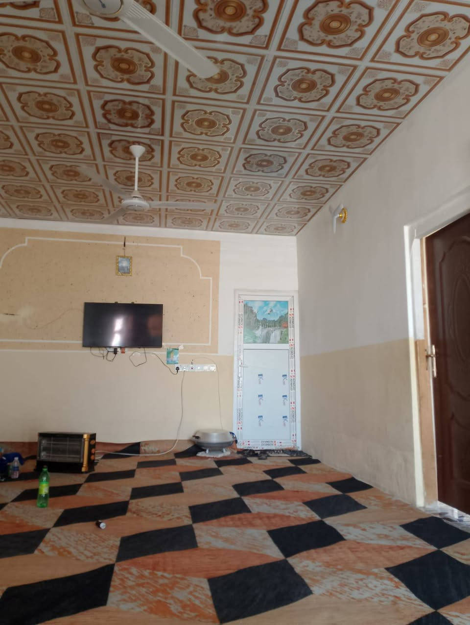 سلام عليكم عندي ارض للبيع  بيه بيت مساحه الارض 650 متر يتكون البيت من غرفتين نوم وصاله ومطبخ وصحيات البيت كامل مكمل ارضيه بورسلين وصقوف ثانويه البيت عكاده حلو مرتب السعر 75وبي مجال قليل العنوان كربلاء شارع بغداد يم عامود 337قرب مجمع الكليني الاتصال على هذا الرقم *********** علما المنطقه سكنيه وكافه الخدمات موجوده  ملاحضه اتصل مامتواجد على النت
