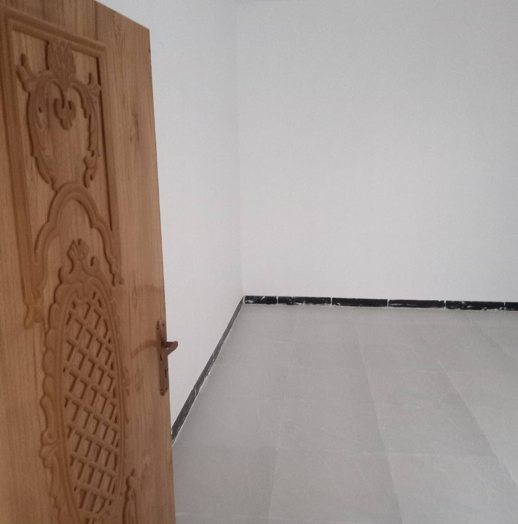 ١٥٠متر غرفتين وصاله ومطبخ وستقبال وحمامات داخليه وخارجيه العنوان نجف الاشرف مقابيل قريه القدير عمود ٢٨٢مقابل مكتب التساهل ***********اتساب بناء حديث وخدمات فول شارع تبليط عرض الشارع ١٨متر اناره النجف, العراق
