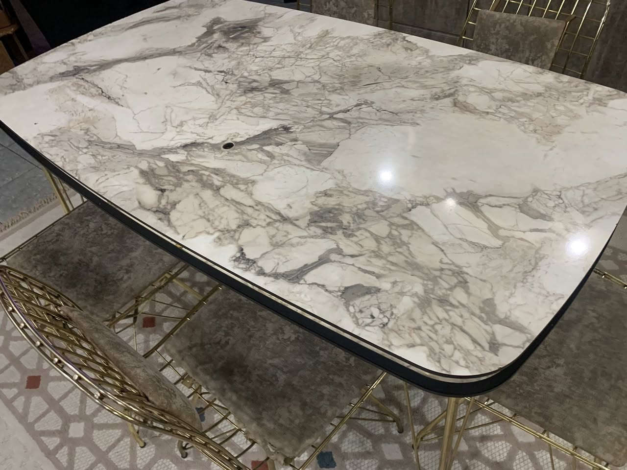 السلام وعليكم ميز طعام للبيع خمس كراسي فقط لانو الكرسي السادس مكسور للتواصل خاص السعر 100


**إذا كنت صاحب هذا الإعلان وتريد حذفه لأي سبب، رجاءا أرسل رسالة إلى الدعم الفني**