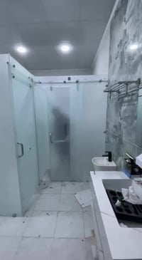 تنفيذ كافه اعمال الزجاج المقسى والعادي 10ملم  والوجهات الالمنيوم الحدي...