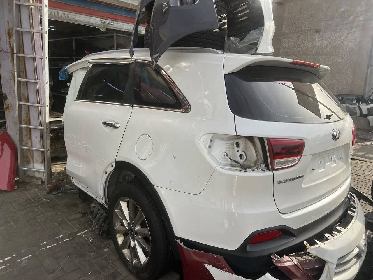 السلام عليكم 
ضهر سورنتو 2017 يشتغل لل2020 وارد كوري 
3 ابواب تخم ويل كم تايرات جديده 
نقص بك لايت واحد وبطاين جاملغ 
باقي الاغراض كله موجوده 
البيع كامل ما ابيع قطع 
يفيد ابو الادوات او الي سيارته بيهه حادث 
للاستفسار ***********
