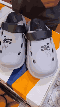 سنيبر رجالي طبي اصلي القياس 41 42 43 44 45  السعر 5 العنوان قشله صوب الصغير قرب الصالونات مجمع عباس البناوي رقم الموبايل *********** يوجد لدينا خدمه توصيل
