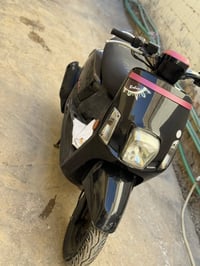 بوليسي صارلها شهر من طالعه من المعرض كامله مكمله كل نقص مابيها الف دين...