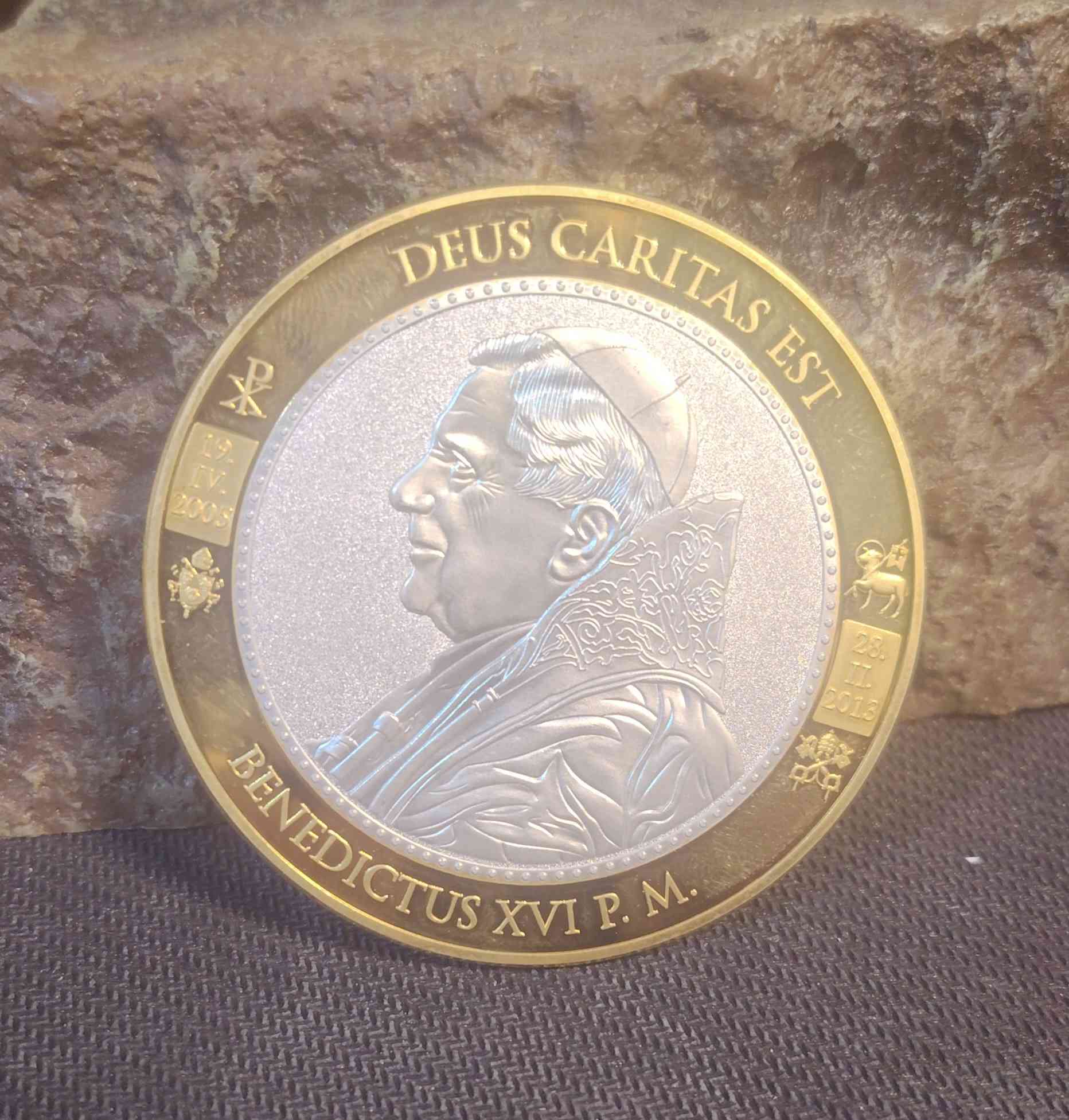 السلام عليكم.. مسكوكة أوربية تذكارية لبابا الفاتيكان...
قطر   7 سم / سمك 3 ملم / وزن 112 غم
السعر 20.000 ..
توصيل كربلاء 3000 محافظات 5000


**إذا كنت صاحب هذا الإعلان وتريد حذفه لأي سبب، رجاءا أرسل رسالة إلى الدعم الفني**