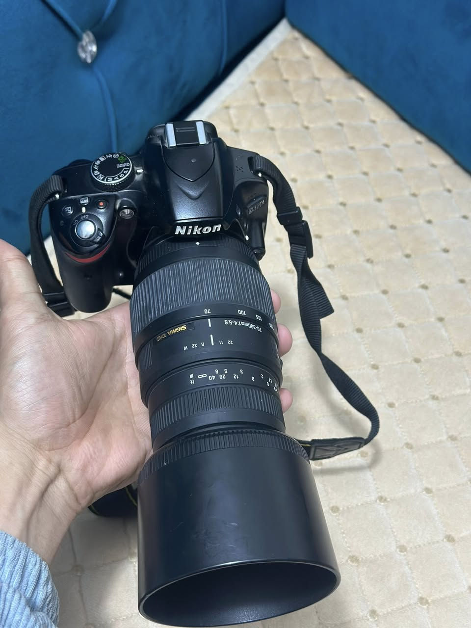 سلام عليكم كأمره نيكون 3200كامره نضافه فول تحتوي عله عدسه رياضي ملحقات كامله جنطه شاحنه رام مكان كربلاء السعر قيم بل يرضه بي الله ***********
