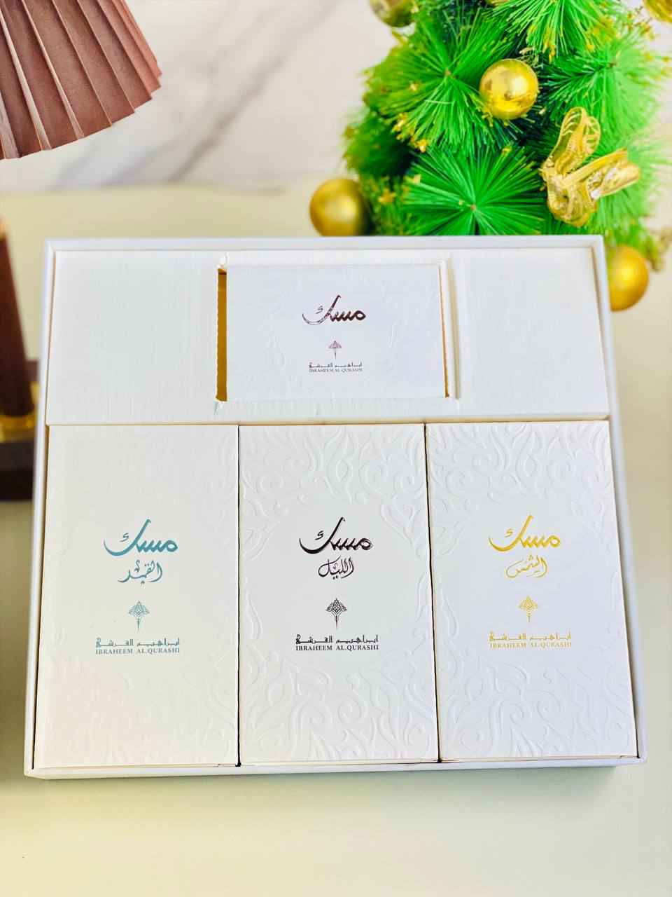 ⁨ سيت مسك ابراهيم القرشي لكلا الجنسين Ibraheem Al Qurashi Musk Perfume Set Unisex 🩵🫧🍬 
يتضمن 6 عطور متنوعة بروائح مميزة وغنية. 
♡  الحجم الكبير 3 قطع 75ml 
♡ حجم ميني 3 قطع 10ml 
النـوتـات العطرية :
- مسك الليل : 😔🌠
البرغموت، الكشمش الأسود، التفاح
خشب الأرز، الباتشولي، الكراميل
المسك، العنبر، الرمان
مسك الشمس : ☀🥹
القرفة، الهيل، زهر البرتقال، البرغموت.
 البوربون، الإليمي، الفانيليا.اللوز الحلو، المسك، الأمبروكسان، خشب الغاياك.
مسك القمر : 🌙💋
الليتشي، الراوند، البرغموت، جوزة الطيب. الورد التركي، الفاوانيا، المسك، الفانيليا، البتاليا. الكشميران، البخور، خشب الأرز، نجيل الهند الهايتي بغداد, العراق


**إذا كنت صاحب هذا الإعلان وتريد حذفه لأي سبب، رجاءا أرسل رسالة إلى الدعم الفني**