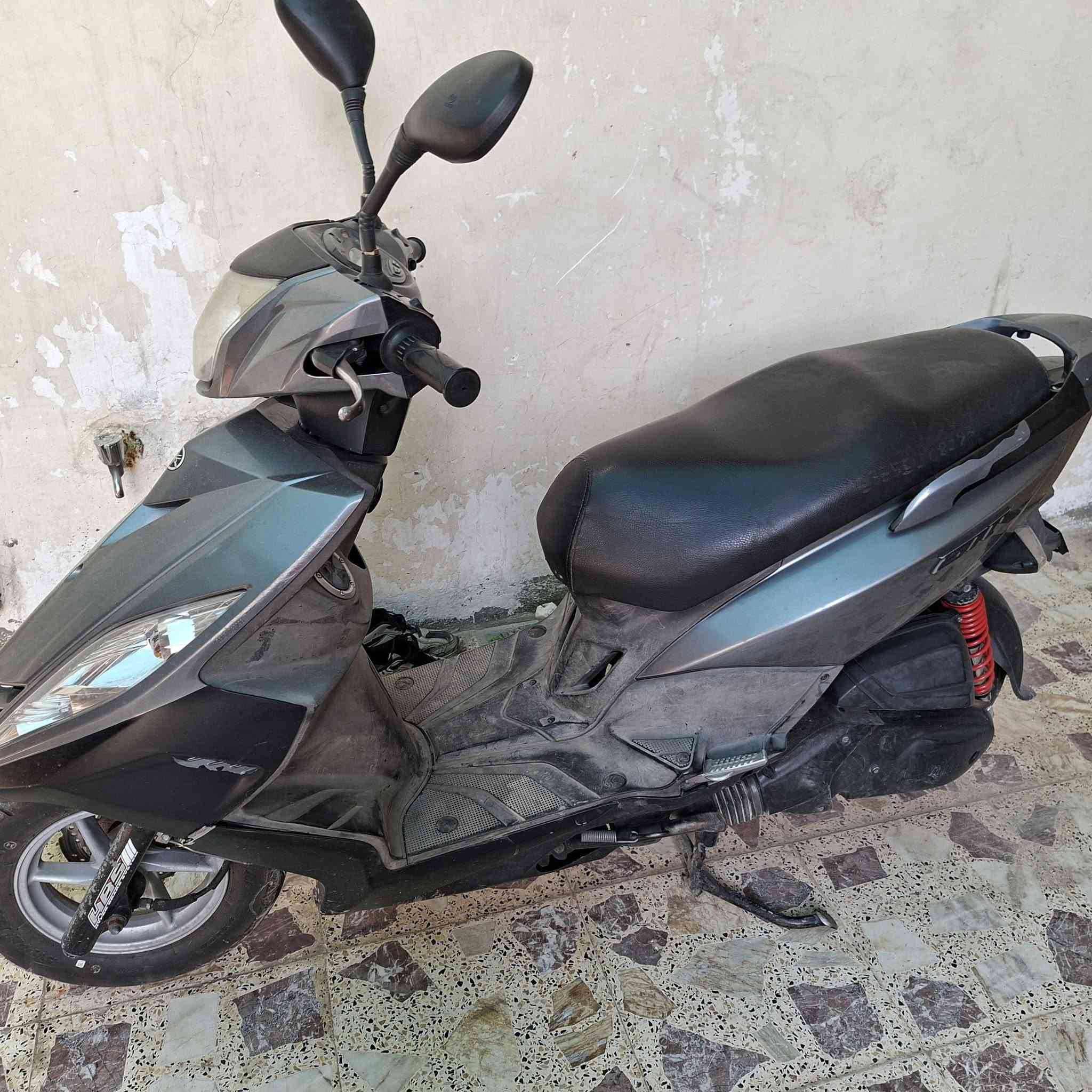دراجة gtr
لون فيلي 
مكينة نضيفة 
كفرات عليهن ملاحضات بسيطة 
رايدهة ب950وبيهة مجال
مكاني بغداد مدينة الصدر 
***********
