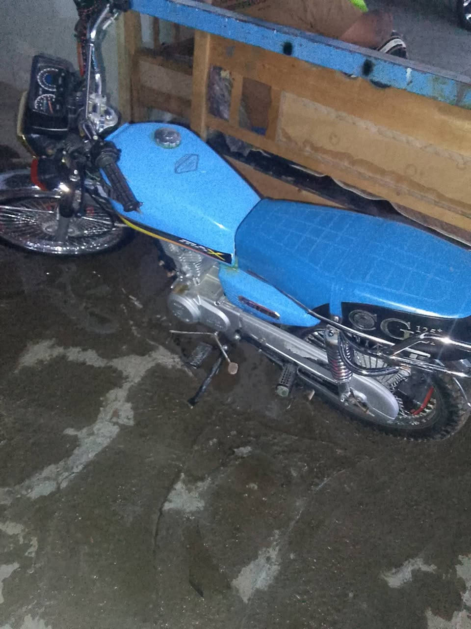 سلام عليكم دراجه البيع شاصي موديل 2023 وراق صولي مفتوحه بس ولفات  دراجه فول وحك عباس كله شغاله من طول الطول سعر 650 بيه مجال غليل فدوه كلبك مو شراي التعبني دراجه مامغسوله وعلي دراجه بمحل ضامهه ماطلع بيه ***********. خاص مفتوح
