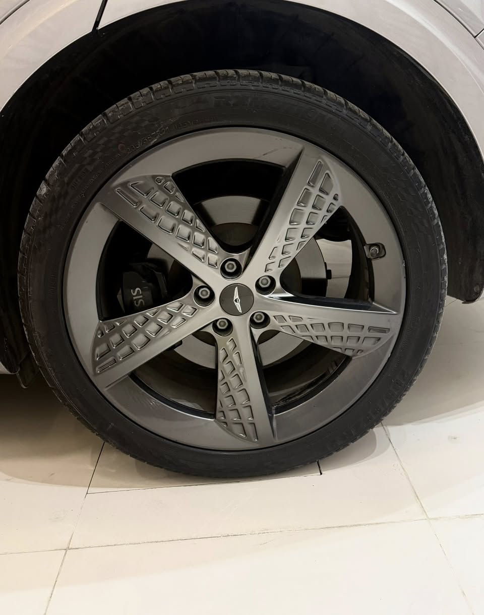 السلام عليكم 
جينيس GV70 موديل 2023 لون سيلڤر برستيج محرك 4 سلندر 2.5 توربو 
رقم بغداد بأسمي تحويل مباشر 
فول مواصفات غني عن التعريف 
حادث مدكر خلفي جهة يمنى بدون دواخل بدون ايرباك 
للاستفسار الاتصال على الرقم ***********
