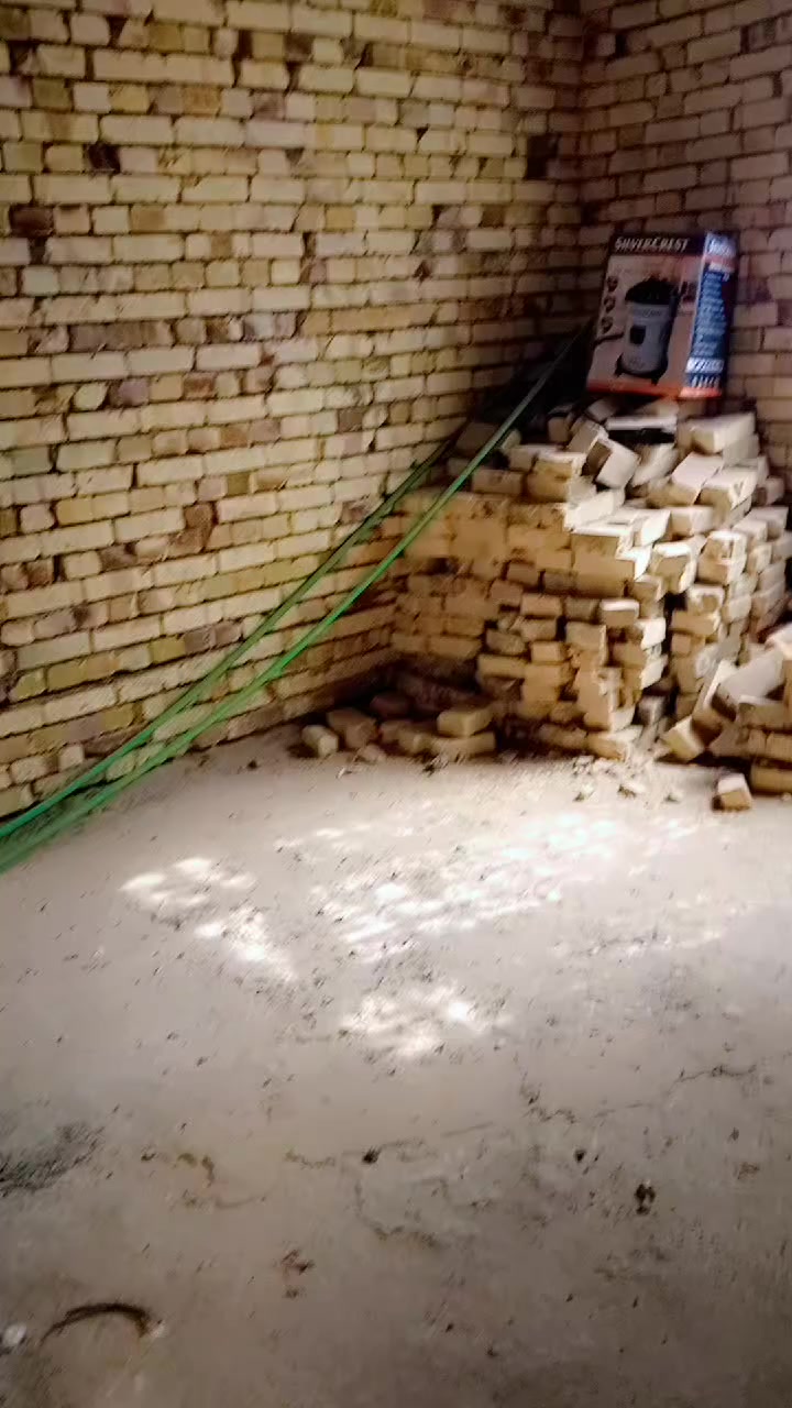 سلام عليكم اخوان بيت ركن حي الباقر كونكريت على ساحتين مساحتة واقع حال 133 متر العرض 6 ونص والطول  20 سنة البناء 2022 كافة الخدمات الطابق الاول غرفة واستقبال ومطبخ وصالة  وصحيات داخلية وخارجيةالطابق الثاني 3 غرف وحمام وصحيات عوزة لباخ وبياض  كهرباء بواري دفن ومجاري  وماي  السعر 150 وبي مجال قليل ***********
