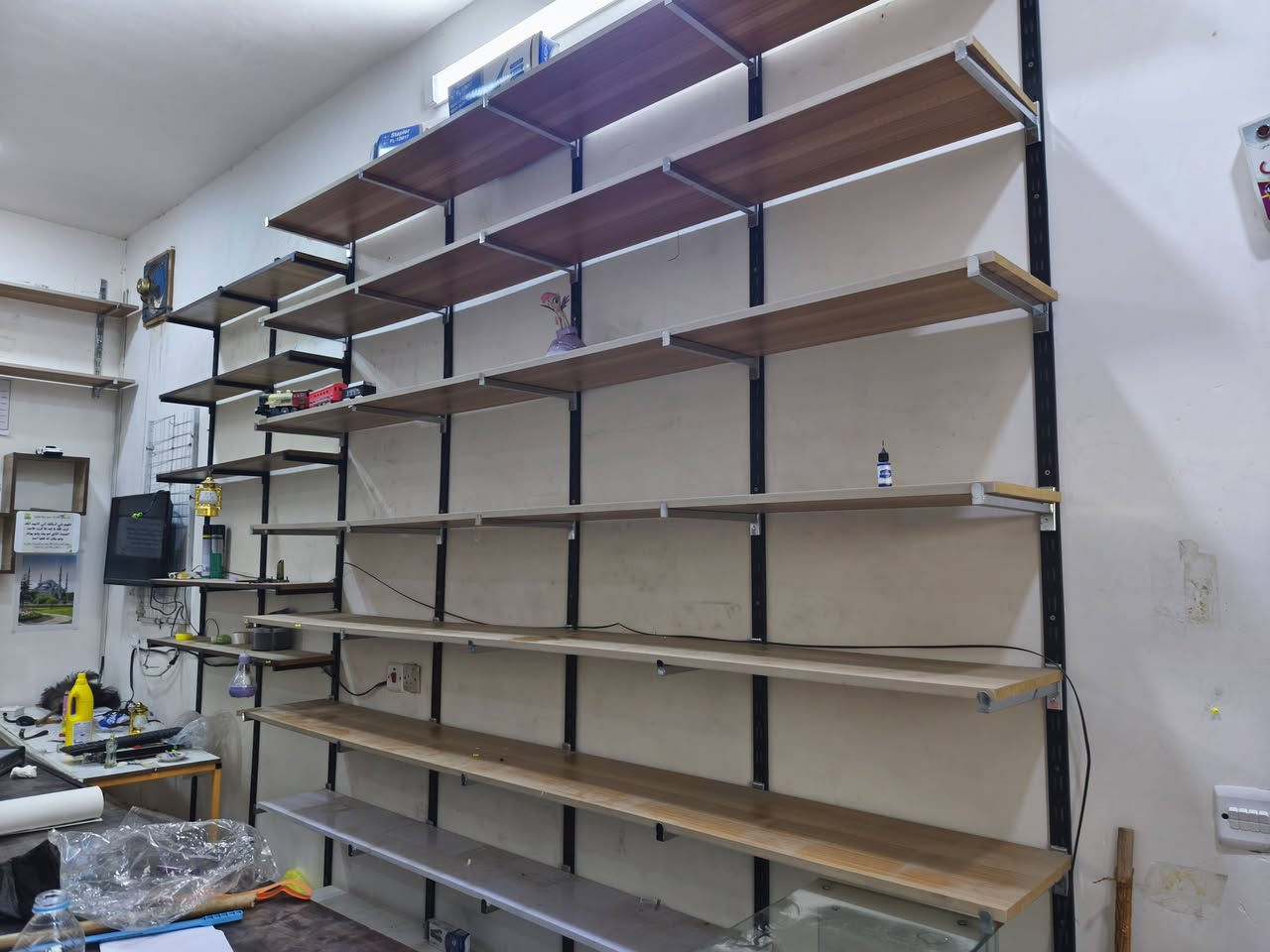 رفوف وعارضات زجاج وفاترينات وميز مكتبي موضحات بالصور وعندي سبلت كنتوري 3 طن وطابعة كواسسيرا للبيع 
الغراض كلش نضيفات بعدهن جدد 
مكاني بغداد جسر ديالى 
***********
