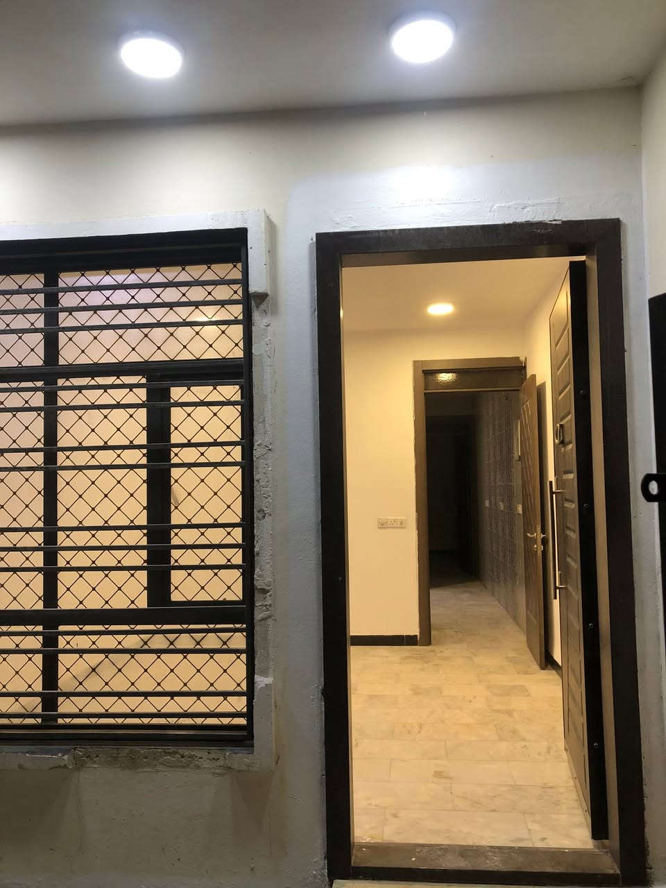 دار للايجار   دار للايجار 

في السيديه بيت كامل نضيف جداً 

_______________________________________

مواصفات :

*مساحه 65m 

*ثلاث غرف نوم 

*مطبخ

*صاله

*خدمات صحيه عدد 2

*السعر :900 الف قفل

•الموقع🗺️: بغداد / السيدية - الضباط - قرب شارع النخيل 

داخل فرع اسواق القمه 

للاسـتفسـار الاتـصال 

***********

