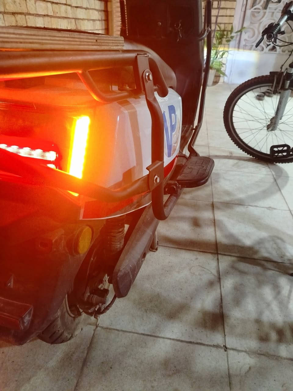 السلام عليكم 
دراجه شحن للبيع نظيفة استعمال شخصي
6 بطاريات
سعة الملف 2500
السرعة 99
ابريك دسك امامي خلفي + نظام اي بي اس 
بصمه وتشغيل عن بعد 
نضام حماية سرقه 
سرعه 3 وضعيات
نظام ال R
نظام P
جهاز انذار قفل سكيورتي
السعر 450 فقط  يابلاش 
ملاحظة… البطاريات نص عمر انطيك بدون بطاريات
👇
للتواصل مع رقم *********** واتساب مفتوح 
المكان زعفرانية
