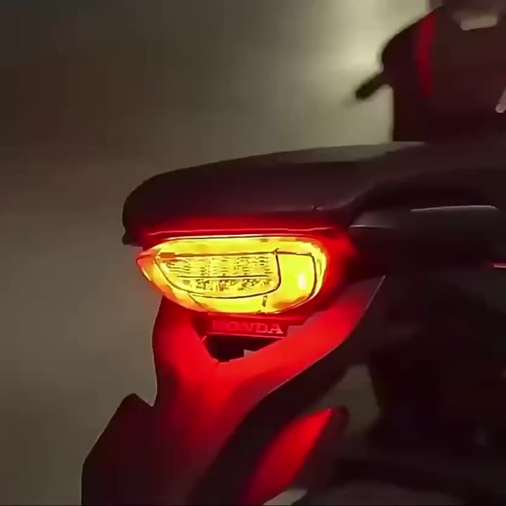 • وحدة إنارة مبتكرة متعددة الاستخدامات مزوّدة بتحكم لاسلكي، تمنحك أمان إضافي ورؤية واضحة أثناء الليل، سواء كنت تستخدمها للسيارة، الدراجة، التخييم، أو أي نشاط خارجي.

• تصميم مدمج وسهل التثبيت:
حجم صغير وخفيف الوزن، يثبت بسهولة باستخدام الرباط المطاطي أو اللاصقات المرفقة على أي سطح: زجاج السيارة، دراجة، خوذة، أو حتى حقيبة.

• إنارة قوية ومتعددة الألوان:
تحتوي على 7 ألوان مختلفة (أبيض، أحمر، أخضر، أزرق، أصفر، بنفسجي، أزرق سماوي) وتدعم أكثر من 30 نمط إنارة مثل:
 • وميض سريع
 • وميض بطيء
 • نمط إنقاذ SOS
 • إنارة ثابتة
 • وضع الطيران المدني

• تحكم لاسلكي عن بُعد:
ريموت ذكي صغير الحجم يحتوي على:
 • زر التبديل بين أوضاع الإنارة
 • زر نمط الوميض السريع
 • زر تشغيل الضوء الثابت
يعمل ببطارية CR2032 مدمجة.

• شحن سريع وبطارية طويلة:
 • شحن عبر منفذ Micro USB
 • البطارية الداخلية: 3.7V سعة 300mAh
 • مدة الشحن: حوالي 90 دقيقة
 • الاستخدام: حتى 3.5 ساعات عند التشغيل المستمر

• مثالية لمجموعة واسعة من الاستخدامات:
 • للسيارات والدراجات الهوائية والنارية
 • للطائرات المسيّرة (الدرون)
 • للكامبينغ والتخييم
 • للمشي الليلي والركض
 • للطوارئ أو إشارات النجدة في الليل

🔹 المواصفات الفنية:

• البطارية: 3.7V - 300mAh
• الشحن: 5V/1A – Micro USB
• الوزن: 17.8 غرام
• الألوان: أبيض، أحمر، أخضر، أزرق، أصفر، بنفسجي، أزرق سماوي
• الأوضاع: 30 وضع إنارة
• الحجم: 48×34×18.4 ملم

🔹 محتويات العلبة:

• 2 × مصابيح إنارة ملونة
• 1 × جهاز تحكم لاسلكي
• 1 × كابل شحن USB
• 2 × أربطة تثبيت مطاطية
• 2 × لواصق مزدوجة الوجه
• 1 × دليل الاستخدام


**إذا كنت صاحب هذا الإعلان وتريد حذفه لأي سبب، رجاءا أرسل رسالة إلى الدعم الفني**