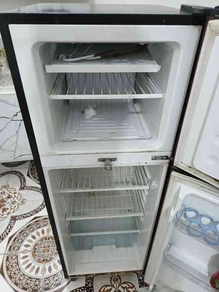 ثلاجه بيه عطل للبيع
اتصال /***********
