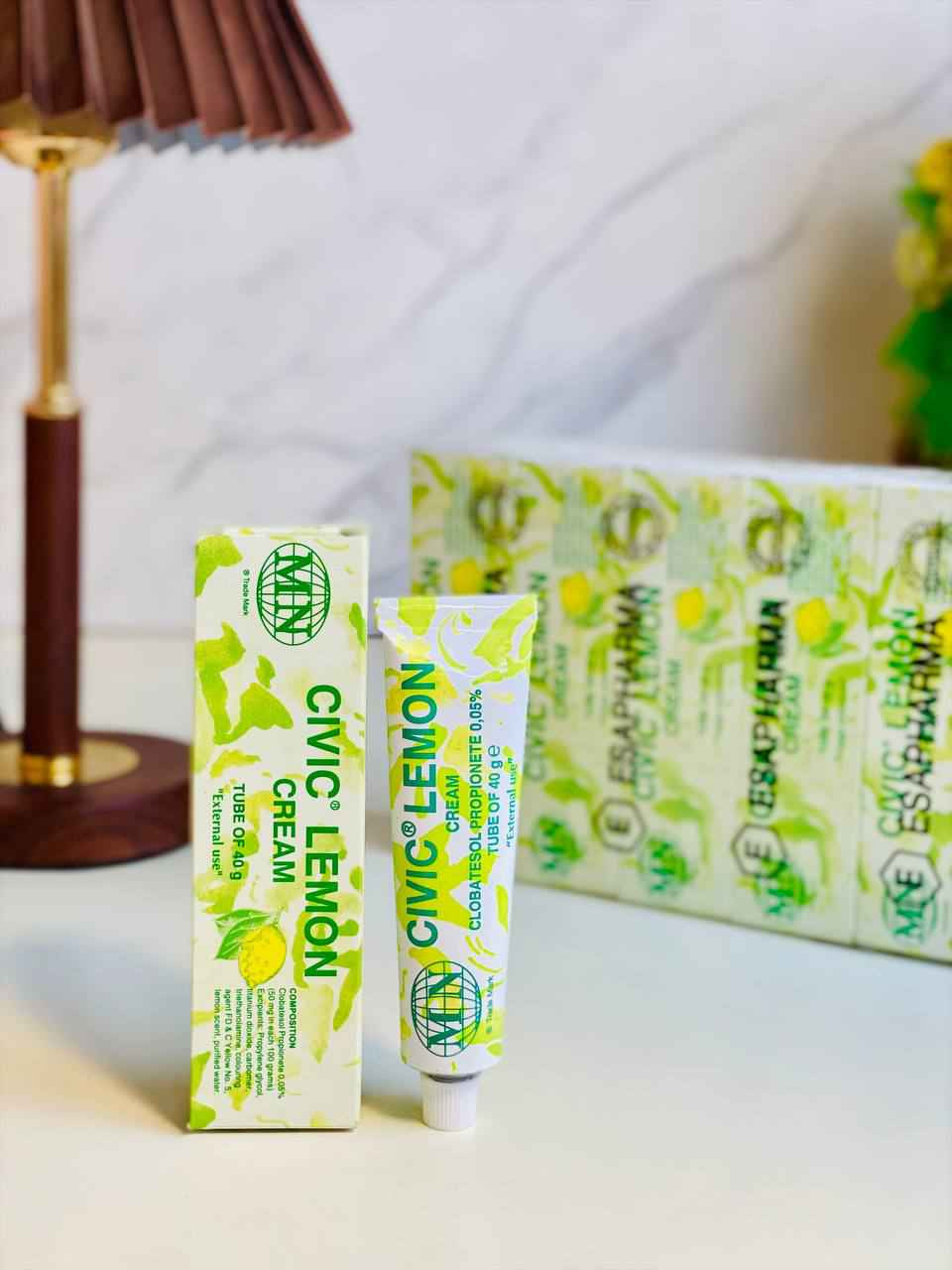 كريم سيفيك ليمون (Civic Lemon Cream)، وهو كريم لتفتيح البشرة ومعالجة بعض مشاكل الجلد. الإيطالية🇮🇹 

✅يحتوي على مستخلص الليمون الغني بفيتامين ج للمساعدة في تفتيح البشرة. 

✅يساعد على ترطيب البشرة وتنعيمها والحفاظ على مرونتها. 

✅يُستخدم للمساعدة في تلاشي البقع الداكنة وعيوب البشرة وتوحيد لونها. 

✅يحتوي على مكونات نشطة مثل كلوبيتاسول بروبيونات (Clobetasol Propionate) بنسبة 0.05%، وهو كورتيكوستيرويد قوي لعلاج حالات جلدية معينة مثل الأكزيما والصدفية. 
المنشأ إيطاليا الأصلي 🇮🇹 ✅

السعر خاص##### بعقوبة, ديالى


**إذا كنت صاحب هذا الإعلان وتريد حذفه لأي سبب، رجاءا أرسل رسالة إلى الدعم الفني**