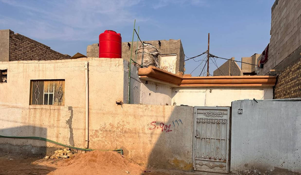 السلام عليكم دار للبيع سند 25 تحويل مباشر مساحه 100م يحتوي على صاله وغرفه ومطبخ وطرمه وحمام وصحيات داخليه غربي و خارجيه شرقي السطح مطبك فرشي السقف صب كونكريت تانكيات ثنين ابو ل 1000 وسخان العنوان أبو خستاوي شارع الغسل يبعد عن التبليط 30متر السعر جداً مناسب هاتف ***********
