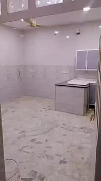 شقه لايجار في حي الجوادين طابق ثاني معه مطبخ ويه شقه لايجار 250الف لاس...