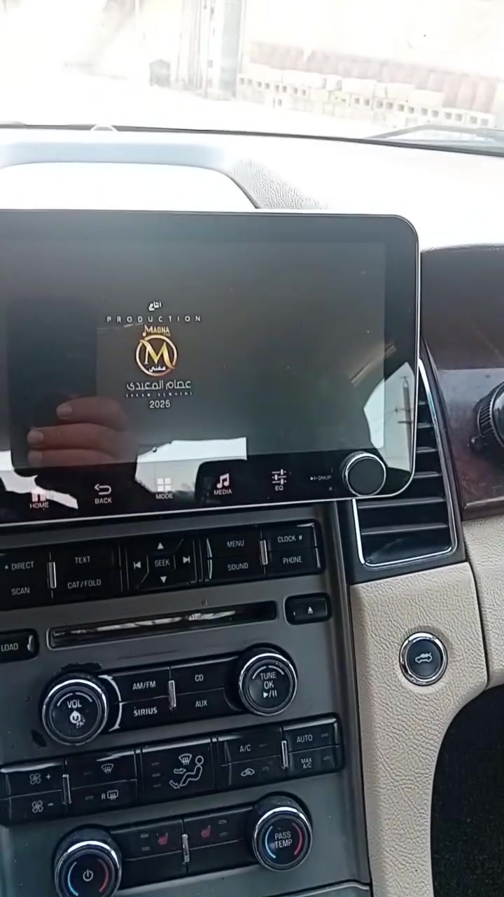 السلام عليكم ورحمت الله عيدكم مبارك اخوان عندي هاذا الشاشه للبيع لان عطل بورد التبريد وبدلته مع الشاشه فول تحكمات فول ذاكره جديد جدآ  اليريده ضمان ***********
