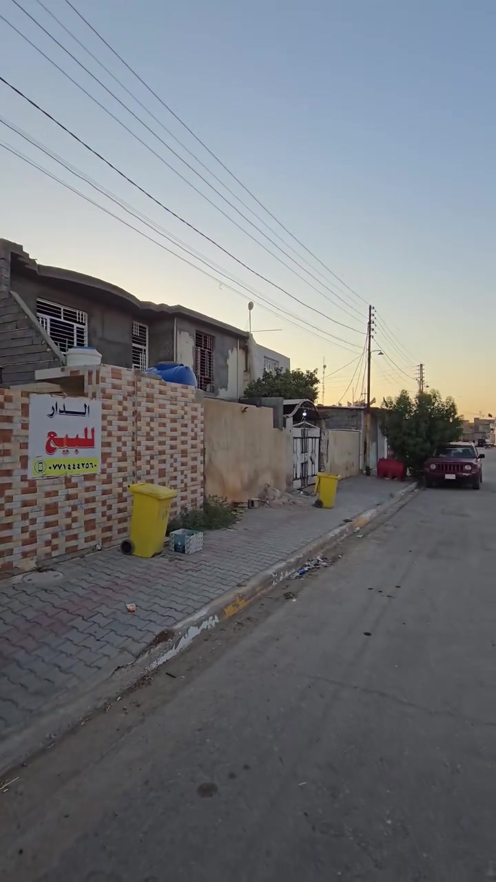 🏡 دار للبيع

📍 الموقع: حي الربيع، قرب جامع مسلم بن عقيل.

🔹 المساحة: 216 متر🔹 بناء حديث وتشطيب ممتاز.🔹 أرضية مرمر درجة أولى مع سيراميك حزام.

✨ مميزات الدار:✔️ كاونتر مفصل حديث.✔️ تخم استقبال كامل ويباع مع الدار.✔️ 5 سبالت ضمن البيع:

سبلتان للغرف في الطابق العلوي.

سبلت للاستقبال.

سبلت للصالة.

سبلت لغرفة النوم.

🏠 يحتوي البيت على:✔️ مطبخ.✔️ صالة.✔️ استقبال.✔️ غرفة نوم في الطابق الأرضي.✔️ غرفتي نوم في الطابق الثاني.✔️ حمام داخلي.✔️ حمام وخدمات صحية خارجية.

🏡 بيت متكامل وجاهز للسكن مباشرة، ويباع مع جميع المذكورات أعلاه، ولا يحتاج لأي إضافات.

📞 للاستفسار والتواصل:**********************
