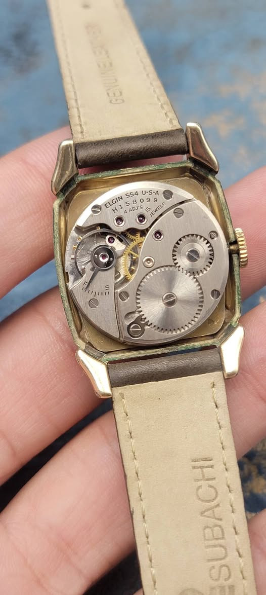 LORD ELGIN (1949) 
model 6717 
15 حجر 
سنتر ثواني منفصل 
صناعة أمريكي بنظام عمل تكويك 
سير جلد طبيعي مستبدل 
أبعاد ٢٥.٧ × ٣٦.٣ مم 
السعر ١٤٠ الف دينار

*********** 

#seiko #elgin #watches #omega
