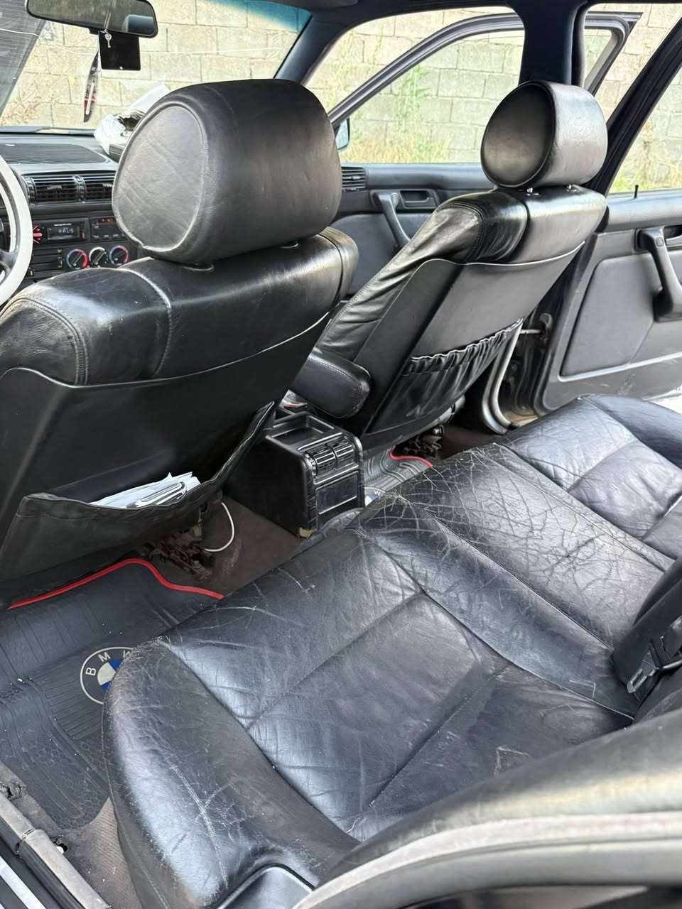 السلام عليكم للبيع BMW 525 موديل92. كير محرك شرط.  تبريد شغاله .  صبغ فقط جماليه.  طخم تاير جديد. طخم ويل كب جديد. صدر امامي خلفي جديد. داخل جلد. كابون بانزين. شرط التحويل. السعر. 75و بيها مجال. مكان موصل حي الطيران.  رقم الهاتف ***********
***********
