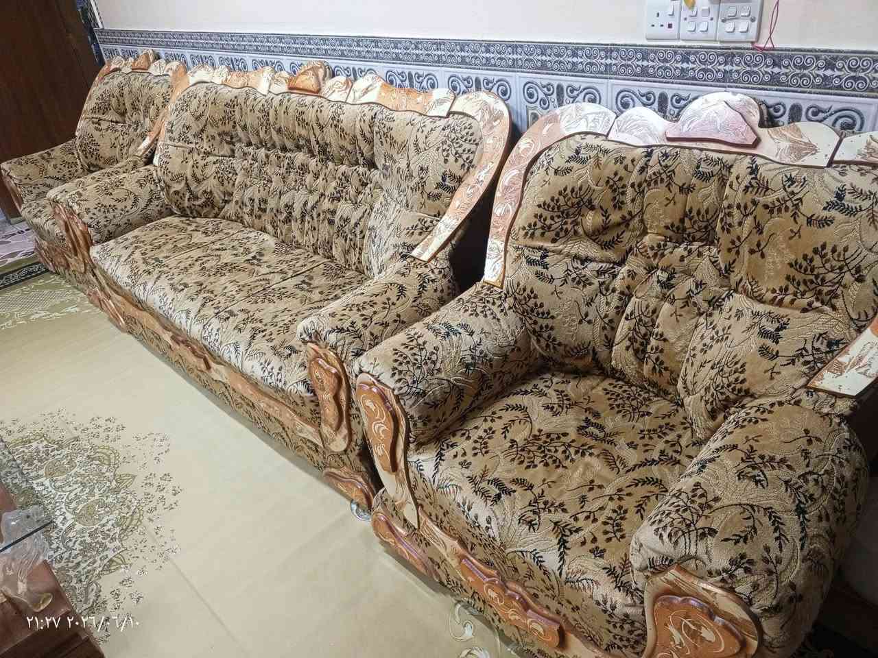 قنفات ملكيه مستعمله 4 تك و2 كبار فالمجموع 6 قطع المكان البصرة _ الزبير سعر 450 وبيه مجال ***********
