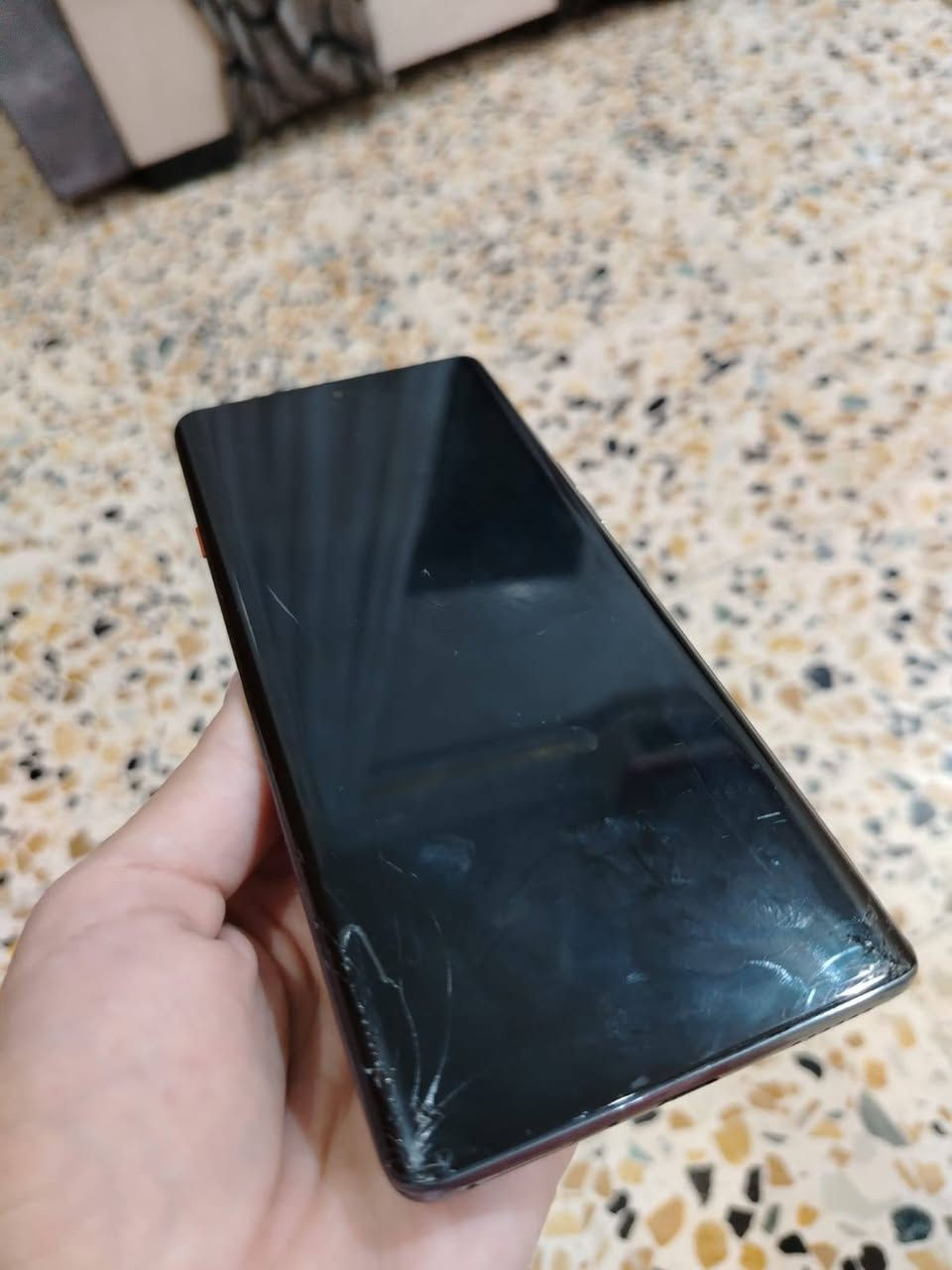 للبيع: Tecno Camon 40 Pro (مستعمل)
الذاكرة الداخية: 256 جيجابايت.
مدة الاستخدام: أقل من سنة.
اللون:اسود رمادي
حالة النظافة العامة: الجهاز نظيف جداً وشغال بشكل ممتاز من كل النواحي (كاميرات، بطارية، أداء سريع).
الملاحظات: يوجد كسر بسيط في شاشة الجهاز من الزاوية، الكسر (خارجي/سطحي) ولا يؤثر تماماً على اللمس (التاتش) أو الأداء اليومي للهاتف
تفاصيل إضافية:
الملحقات: [شاحنة اصلية].
السعر: [280] (قابل للتفاوض البسيط).


**إذا كنت صاحب هذا الإعلان وتريد حذفه لأي سبب، رجاءا أرسل رسالة إلى الدعم الفني**