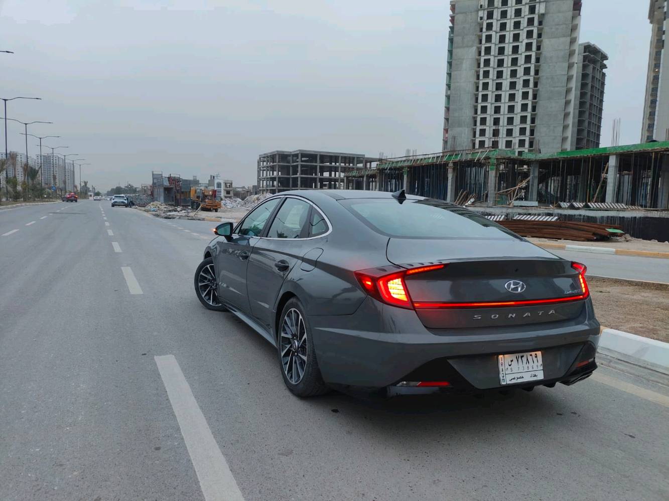 الحلوه للبيع او مراوس بيكم امريكي وفرق انطي بلمعقول 

ارخص سوناتا للمتد بهل ممشه ولون وبدون ايرباك لاتقارنه بل  SEL هاي لمتدد وحره مومعوقين

سوناتا 2022 لمتدد LIMITED اعله فئة Vib  ع ايدي اني استوردته من 22 
ماشيه 52 الف كيلو حقيقي
ضرره طخات بدون دواخل ولا ايرباك  وموجود سونار بلمنشور وصور الضرر لون سمنتي مميز 🩶
رقم بغداد حره بسمي 
خمس وضعيات قياده ✈️
موصفات مزوعه الاخير 
-----------
بصمات + داتاشو ع زجاج امامي + بانوراما + 5 كامرات + رادار جانبي امامي مانع تصادم + حساسات + شاحن لاسلكي + شفتات ستيرن + شاشه كبيره + كشنات جلد كهرباء + كير لمس + ركن وتحريك سياره بلبصمه. بعد بيه هواي موصفات 

سياره بدون اي نقص جاهزه والحمدالله شرط تحويل مكاني بغداد حي الجهاد او العامريه 

سعر 160 ومجاله كلش بسيط والله يشهد صايره عليه فوك ال 225 لان ع ايدي الاستفسار اتصال ع الرقم *********** رائد او واتساب *********** عبدالعزيز