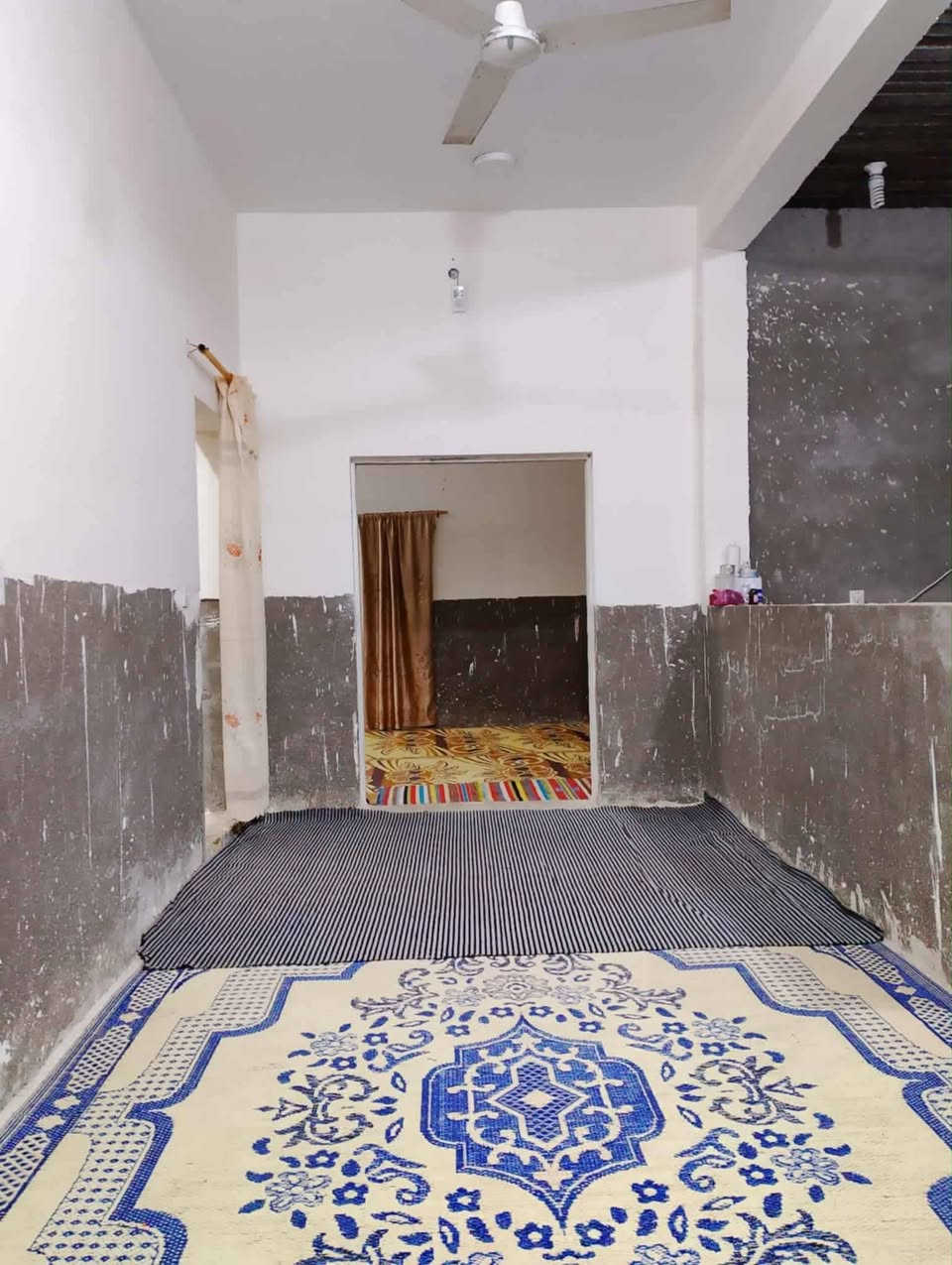 #اللهم صل على محمد وآل محمد 
#للبيع للبيع 
 #دونم + دار ( سند 25 )
#مداور أسهم  حصة البائع كاملة تداور )
#المساحة الكلية للارض دونم  2500 متر
#واجهة الارض 50 متر والنزال 50 متر
#مساحة البناء 300 متر مسلح
#منطقة البو حجر (يداور بأسم المشتري)
#بناء سنة 2022 والبناء متعوب عليه(اساس حجر ورباط والسقف مسلح)
#طابق واحد مسلح 
#يحتوي على 
غرف عدد 3 إكبار وصالة كبيرة وبراني كبيرة ومطبخ حار وبارد كبير ودرج لف ومناور 3 
#يوجد نقص بالدار السيراميك والتشاريف 
لمعرفة السعر لطفا اعمل متابعة لمكتبنا
#مكتب الفخامة للعقارات في السماوة
ثم اكتب كلمة (ياالله) وسيتم الرد من قبلنا فوراً وبخدمتكم
#مكتب_الفخامة_للعقارات
للاستفسار اكثر مراسلتنا ع الخاص او الاتصال على الارقام التالية
***********
***********
***********
ويوجد واتساب ع نفس الرقم أو زيارة مكتبنا الواقع في منطقة الحكم مجاور مكتب العصائب القديم جهة حي العمال قبل معمل ماء الارو نهر الأمل
🌷‏نحن هنـا لأجلكـم وفي جميع الأوقـات.. هدفنـا خدمتكـم ودائمـاً نسعي لنتميز ونـكون تحت شعـار ‎#عطاء_بلا_حدود🌹
