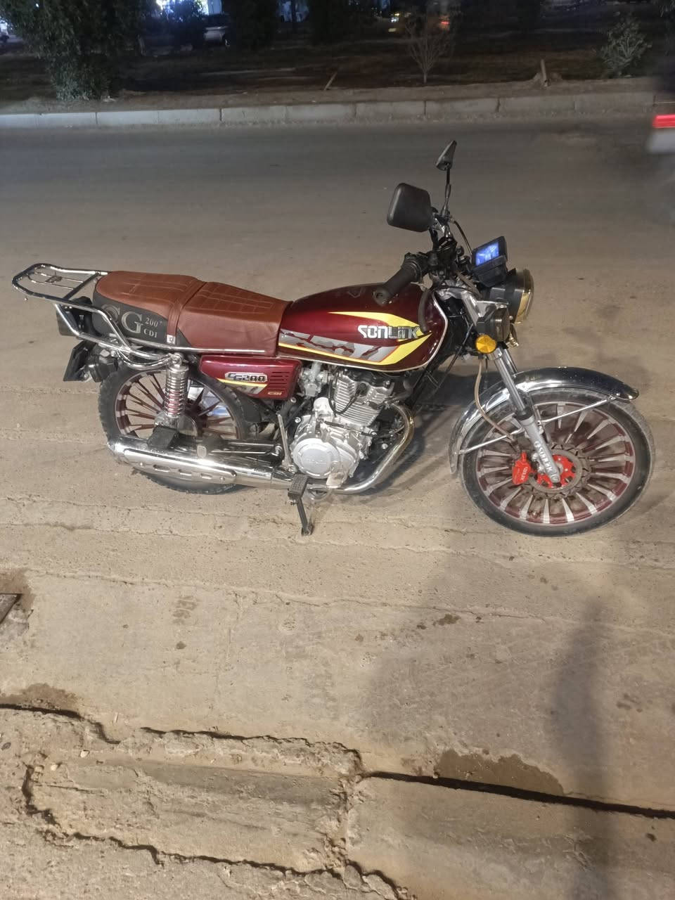 للبيع دراجه سيفان 24
سعر 700بيها مجال اوراق كامله 
مكان بغداد حي جهاد ***********
