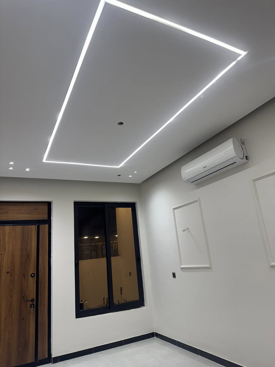 دار للبيع مساحه 100م واجهة 6 وربع نزال 16 طابقين يحتوي البيت على مطبخ استقبال هول غرفه صحيات الطابق الثاني غرفتين  نوم وصحيات بيت بناء جديد المكان البوعيثه  مجمع العدل الاول قرب جامع كامل عبود  للاستفسار ***********
