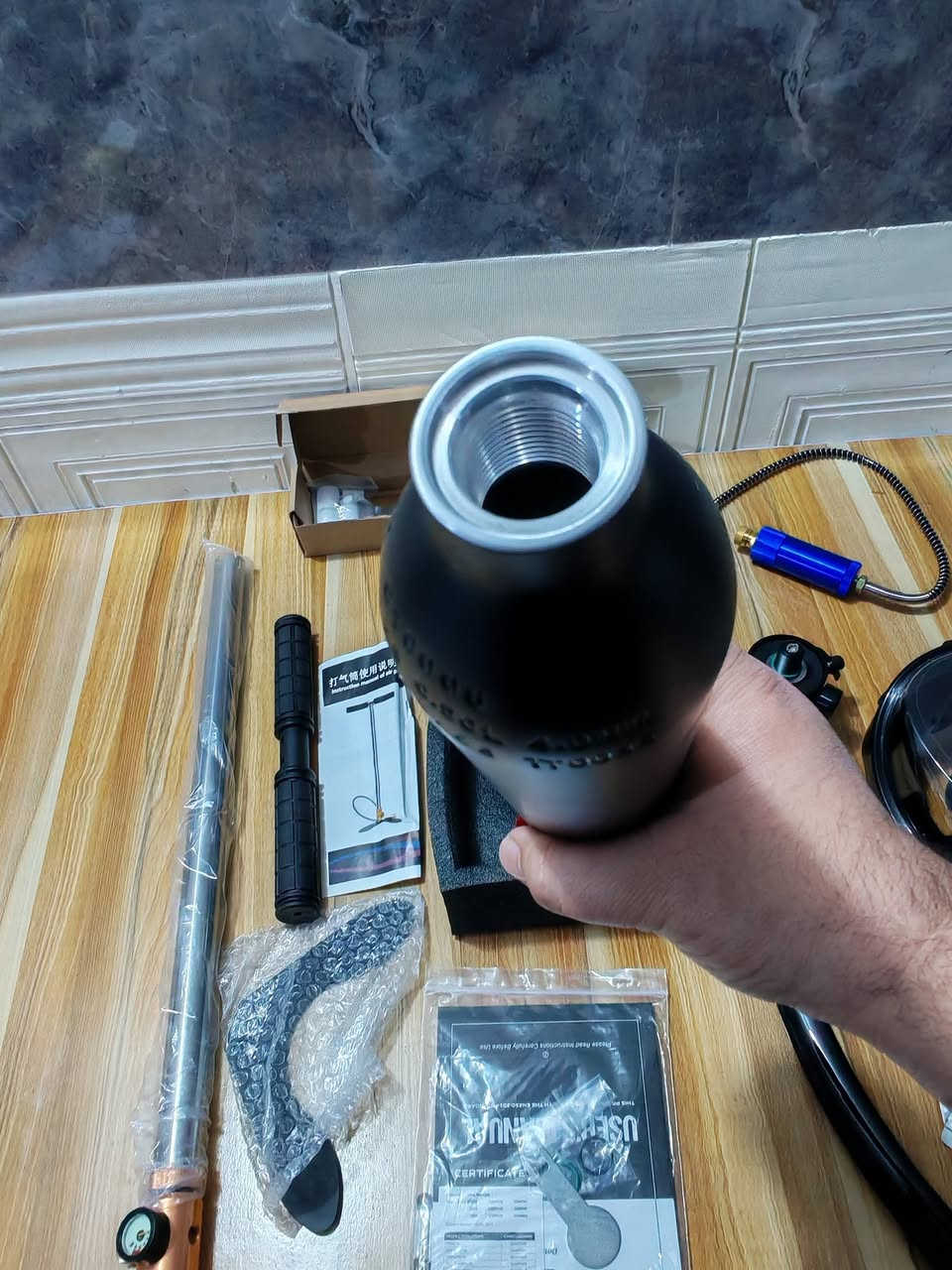 السعر ب 90الف 🤿🤿🚿🤿
طقم غوص🤿 محمول (Mini Scuba Tank Kit). يتضمن مجموعة من الميزات والمكونات الرئيسية: 🤿
الخزان: أسطوانة أكسجين صغيرة بسعة 0.5 لتر تقريبًا.
القناع: قناع غطس لكامل الوجه يوفر رؤية واسعة.🤿
المضخة: مضخة يدوية عالية الضغط لملء الأسطوانة.
الاستخدام: مصمم للغوص الترفيهي والغطس السطحي في المياه الضحلة.🤿


**إذا كنت صاحب هذا الإعلان وتريد حذفه لأي سبب، رجاءا أرسل رسالة إلى الدعم الفني**