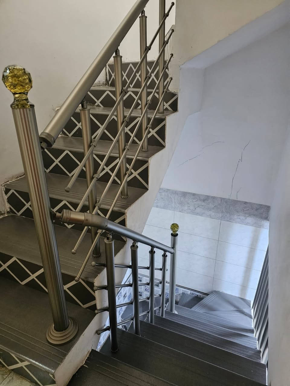 السلام عليكم دار زراعي للبيت مجاور مولدة باسم واسواق ثائر المساحة 62 استقبال وغرفتين نوم ومطبخ وخدمات والغرفة الاولى غرفة وخدمات وسطحين وبيتونة للاستفسال الاتصال على الرقم ***********
