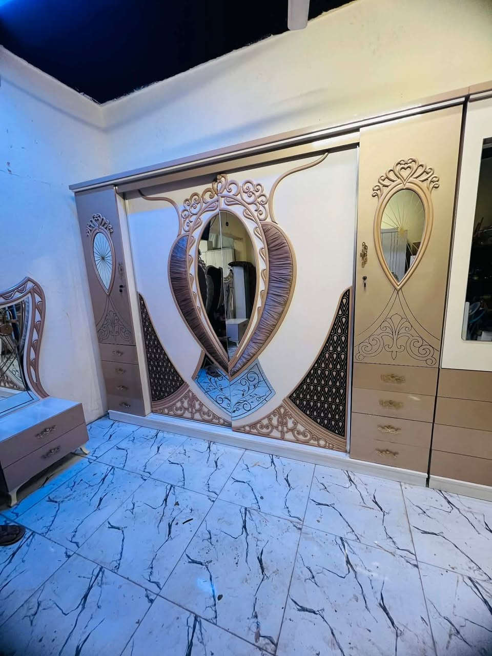 غرفة نوم مستعملة🇹🇷
موديل حديث ✨
لون مـــمــــيز 💫
 نضافة80 ٪💯
عدد القطع / 9
نضام / سلايت +ابواب 
سعرها /850قفل 💸
شد ونقل داخل بغداد مجاني🚛
يوجود توصيل محافضات بكروة 
‏للحجز واتس اب
***********
