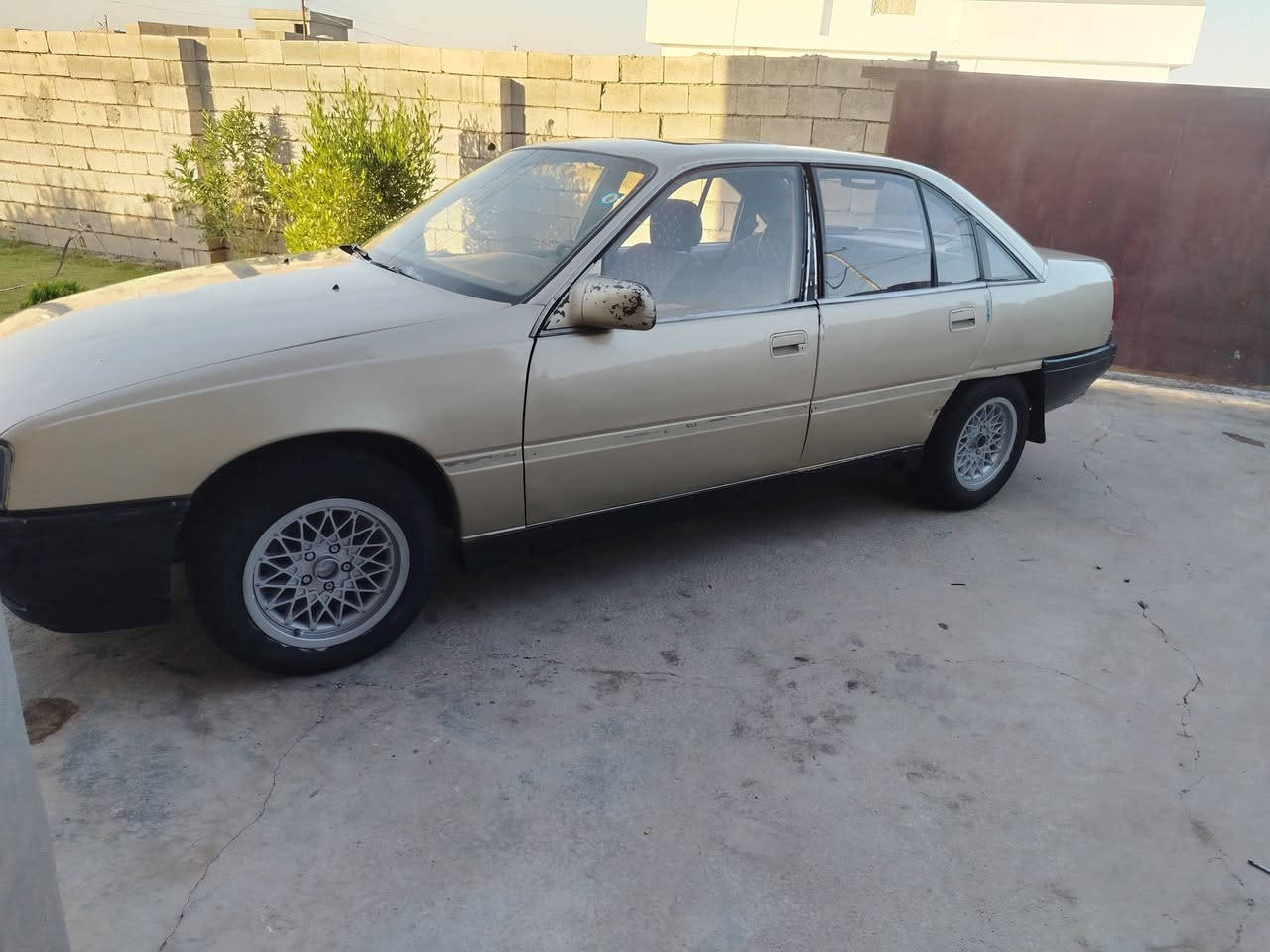 السلام عليكم للبيع اوبل وميكا موديل 1990محرك شرط كير عادي شرط رقم مشروع وطني السنويه لل 28يالله تنتهي السعر 22وبيه مجال حك جيته ***********
