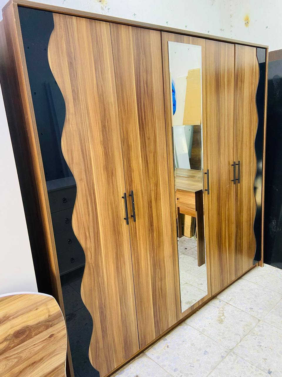 معرض الاخوين👤 لبيع انواع غرف نوم تركية جاهز شد ونقل داخل الموصل *********** واتساب
غرفه نوم 5قطع ابواب كلش نظيفه ومرتبه سعرها فقط380 الف ويا شد ونقل كامل ،🇮🇶
