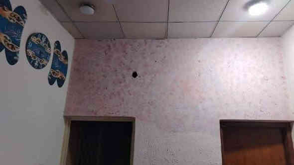 السلام عليكم يتوفر بيت مساحه 125متر طابقين يتكون من 4غرف منام وصاله وستقبال ومطبخ مع صحيات داخليه وخارجيه نوع العقار وقف سني مسجل دفع اجار سنوي 250الف كل الخدمات متوفره  العنوان ابو الخصيب حمدان البز قرب مدرسه عثمان وقريب شارع حمدان مسافه 150مترسعر 65وبي مجال ***********
