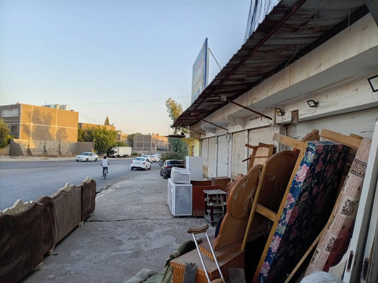 للبيع شقة منفردة تجاريه ملك صرف من الشرعي مساحتها أكثر من ٢٠٠ متر تحتوي ع ٧ محلات ٠٠للتواصل***********
